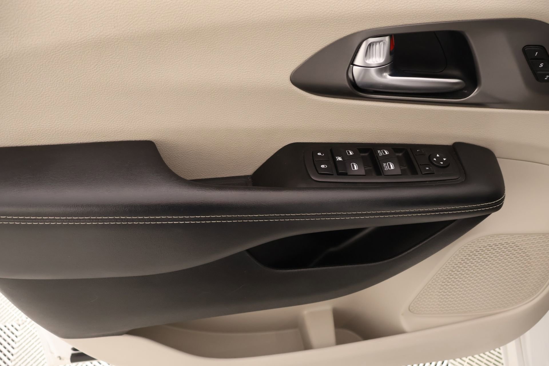 Used 2023 Chrysler Pacifica Touring-L image 17