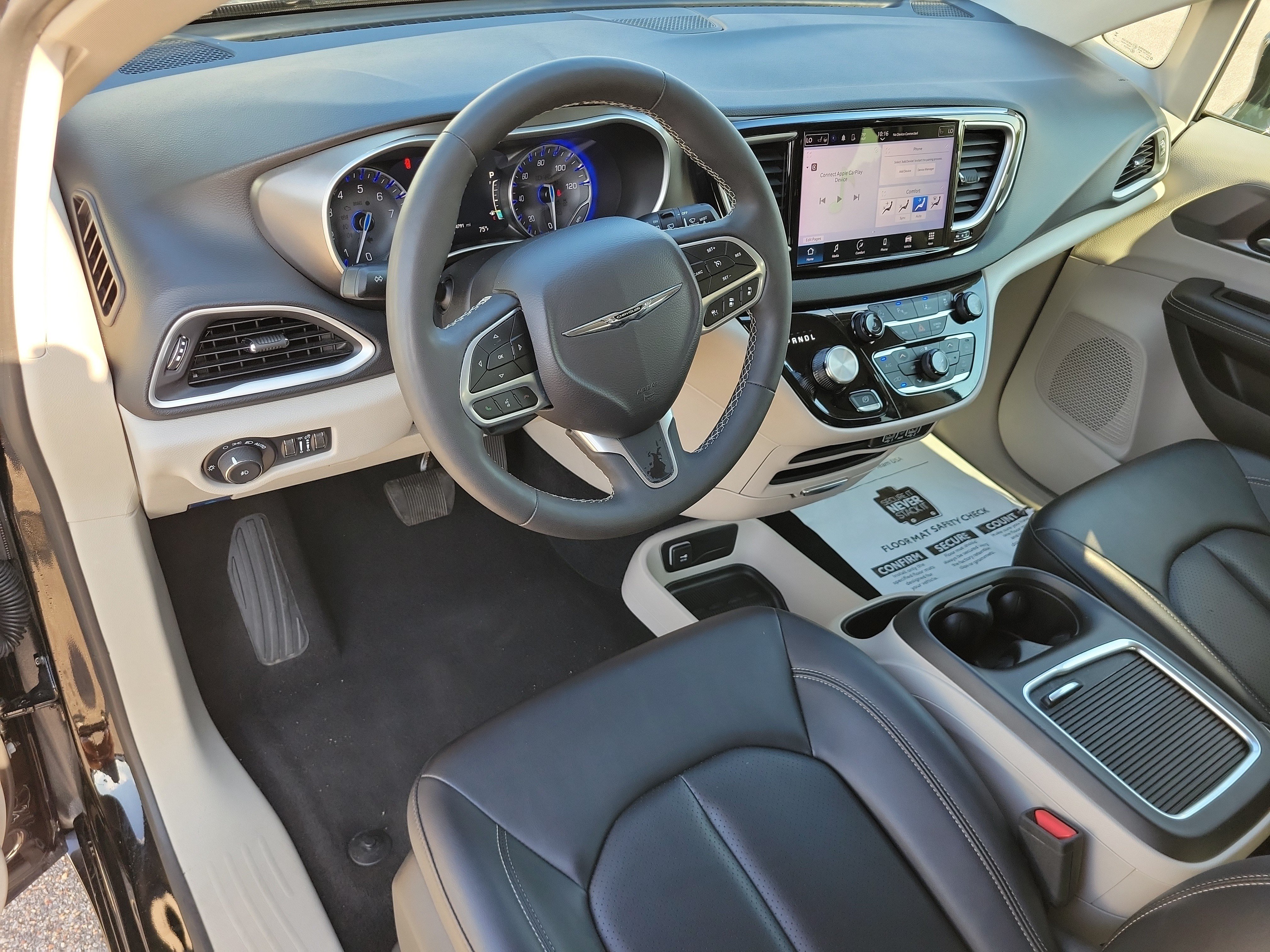 Used 2024 Chrysler Pacifica Touring-L FWD image 8