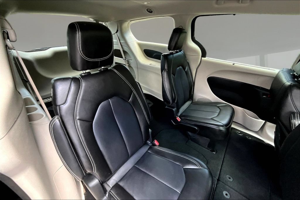 Used 2024 Chrysler Pacifica Touring-L FWD image 22