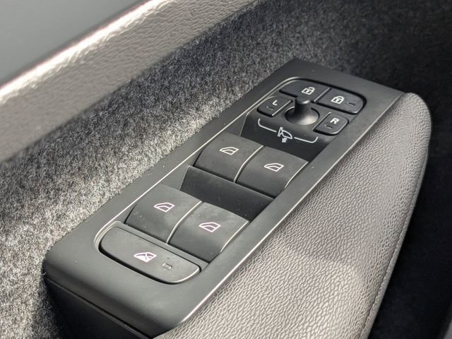 Certified 2023 Volvo XC40 B5 Core w/ Convenience Package image 31