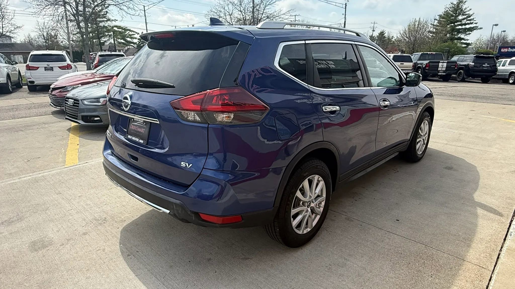 Used 2018 Nissan Rogue SV image 3