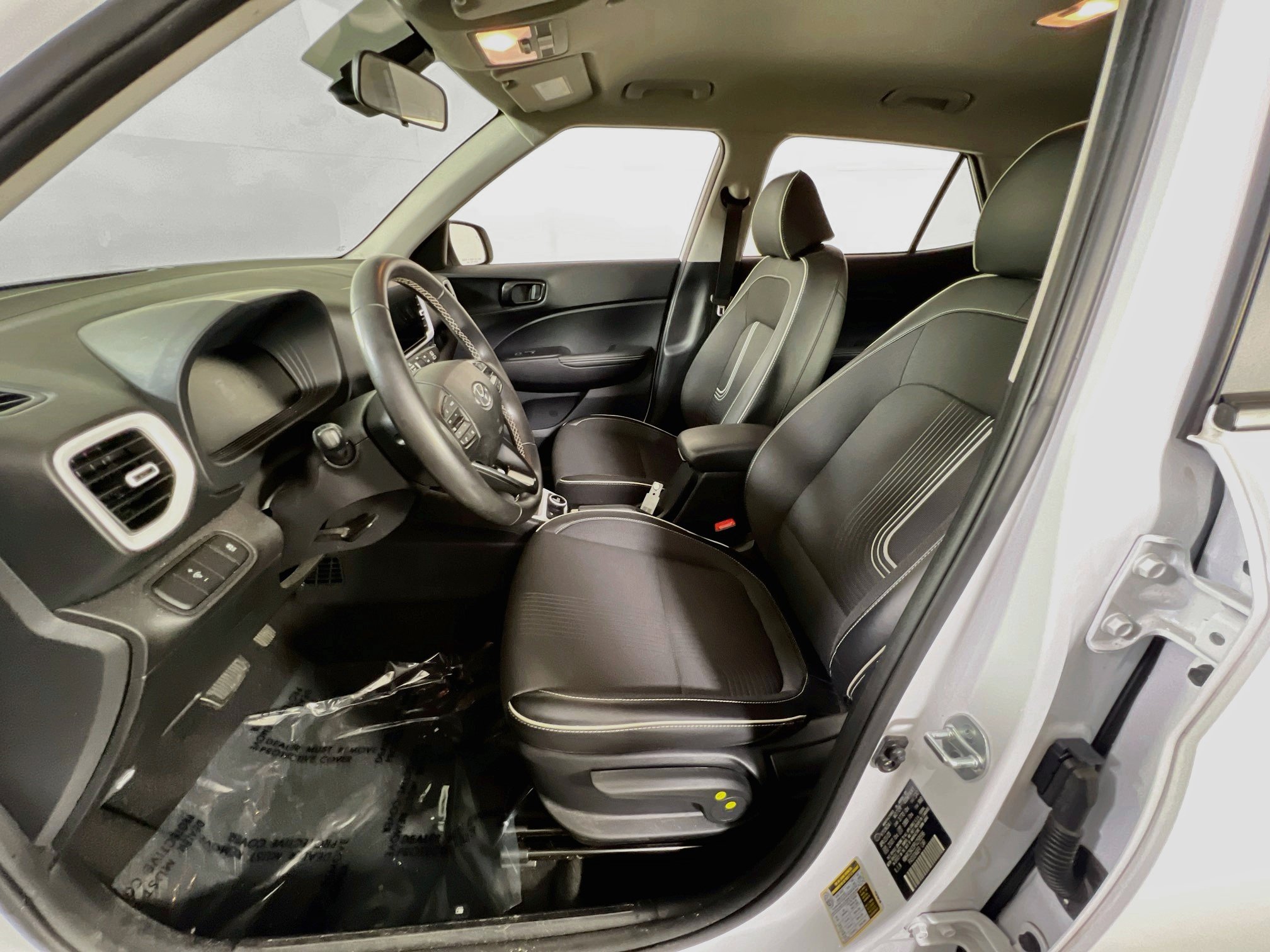 Used 2023 Hyundai Venue Limited FWD image 21