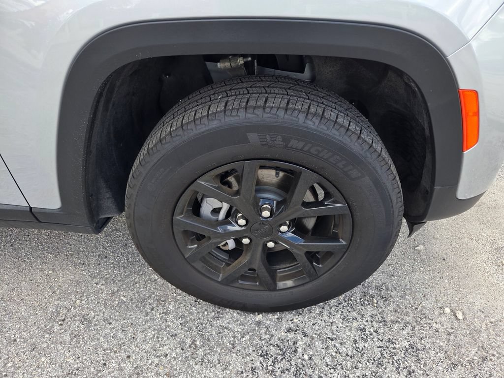 Used 2025 Jeep Grand Cherokee Altitude AWD/4WD image 19