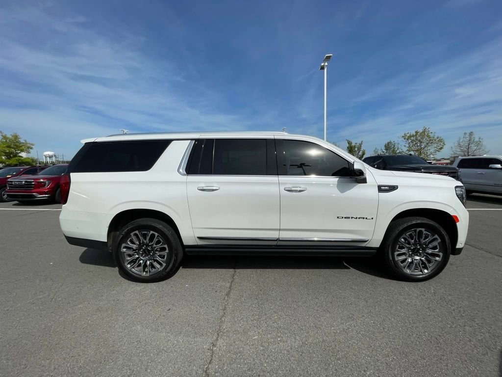 Used 2023 GMC Yukon XL Denali Ultimate AWD/4WD image 9
