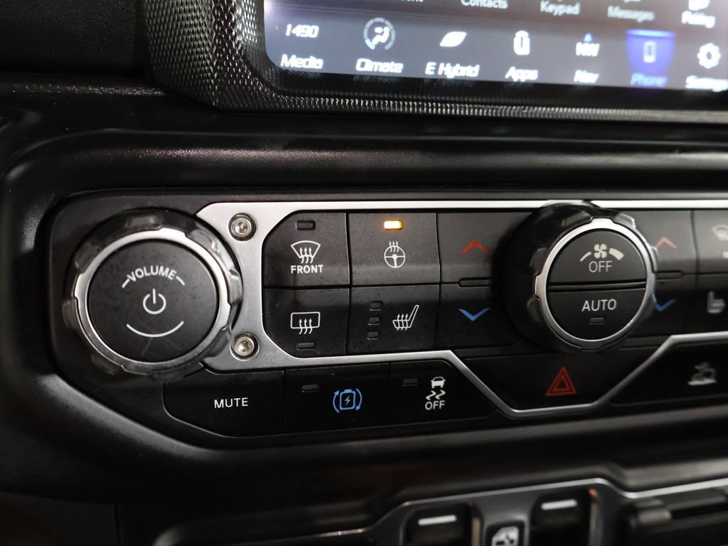Used 2022 Jeep Wrangler Unlimited Sahara w/ Cold Weather Group AWD/4WD image 26