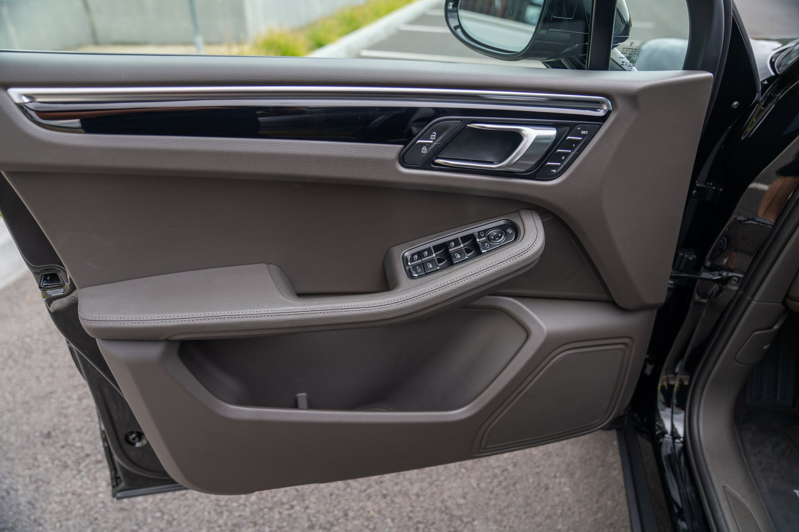 Certified 2026 Porsche Macan AWD/4WD image 10