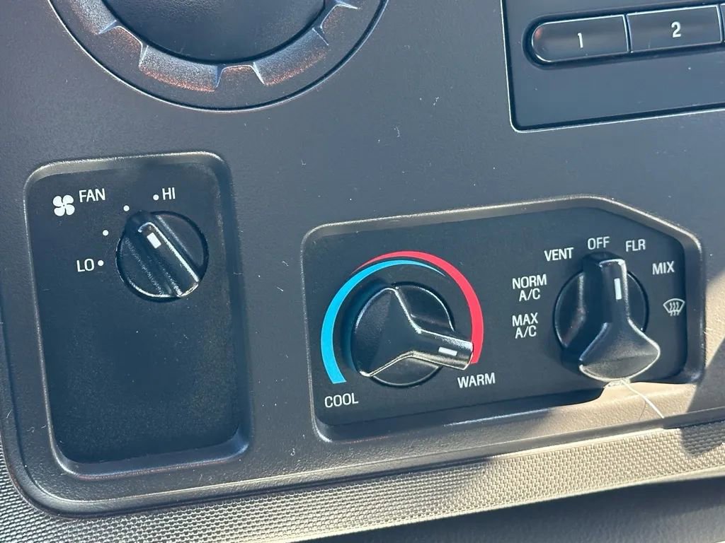 Used 2016 Ford E-350 and Econoline 350 Super Duty image 30