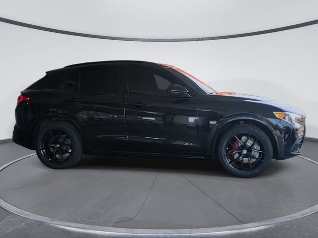 Used 2021 Alfa Romeo Stelvio Ti w/ Nero Edizione AWD/4WD image 2