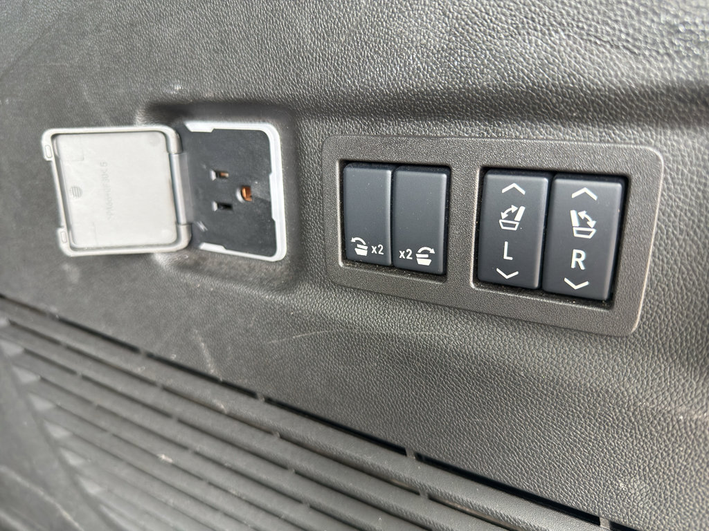 Used 2025 GMC Yukon XL Denali AWD/4WD image 43