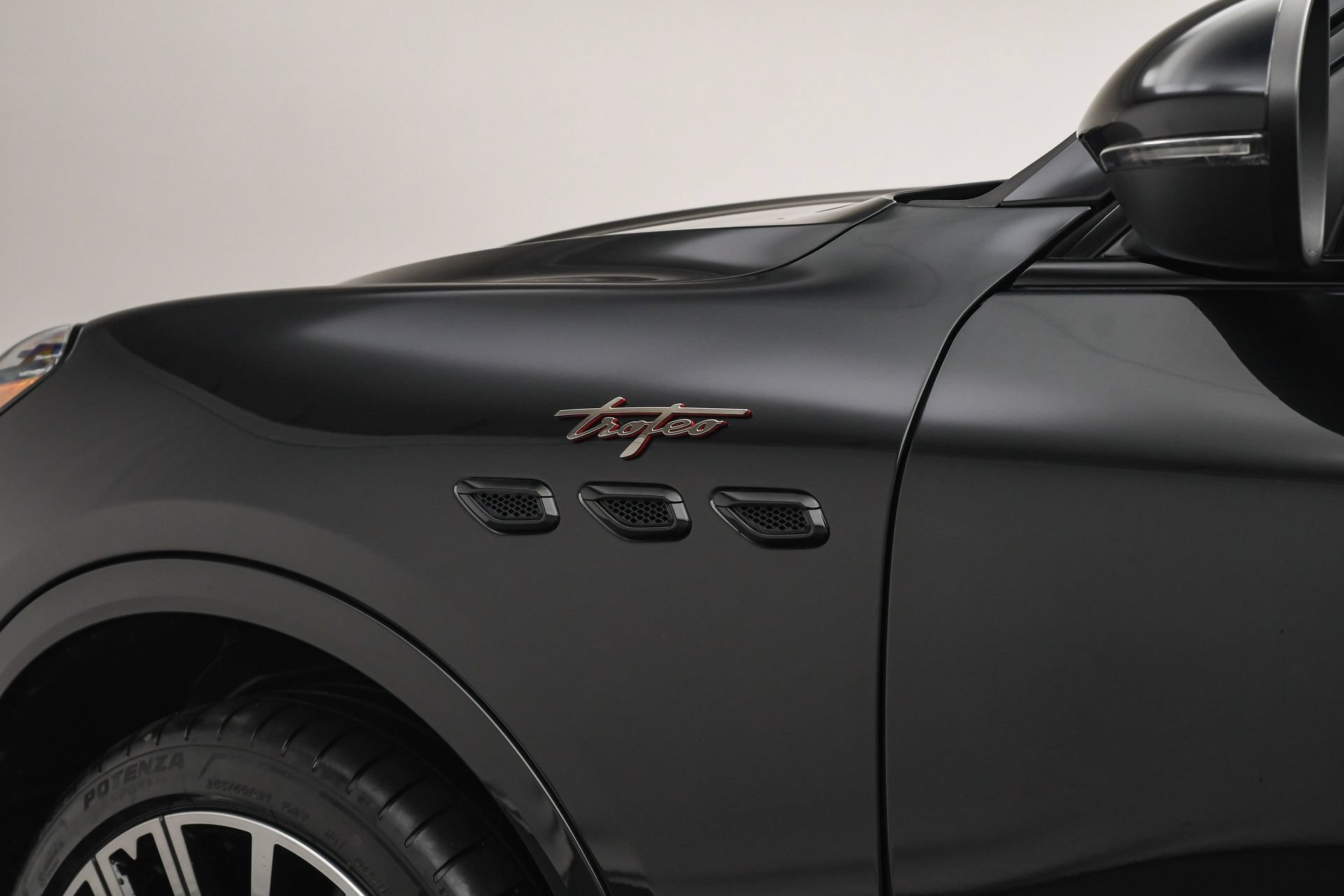 Used 2025 Maserati Grecale Modena AWD/4WD image 33