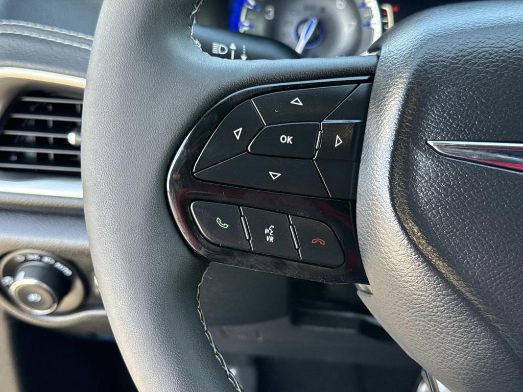 Used 2025 Chrysler Pacifica Limited image 39