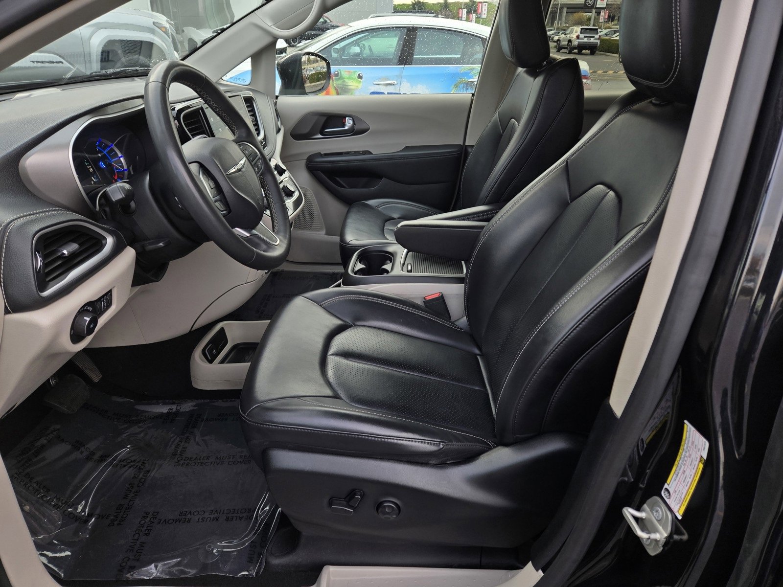 Used 2023 Chrysler Pacifica Touring-L image 16