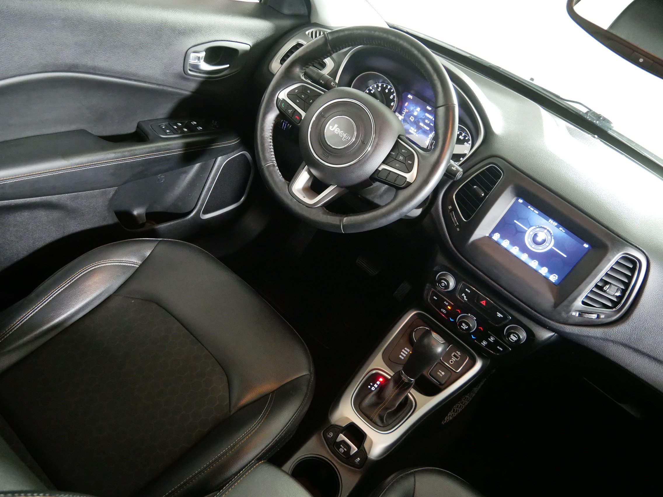 Used 2018 Jeep Compass Latitude w/ Popular Equipment Group AWD/4WD image 9