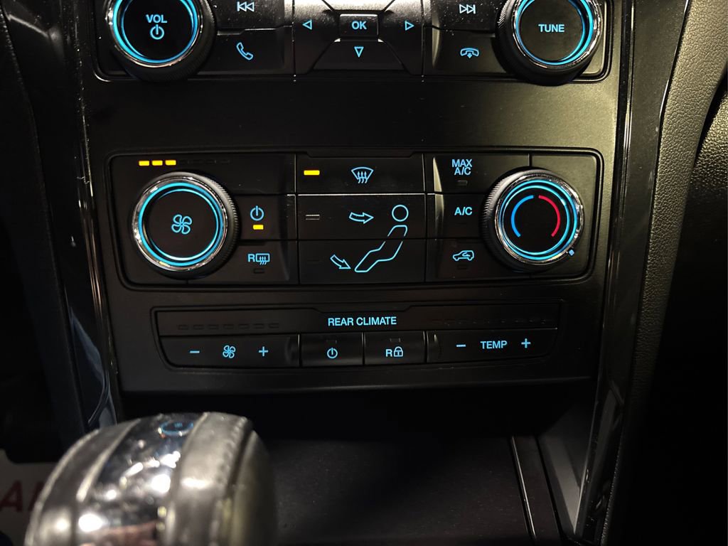 Used 2018 Ford Explorer XLT image 32