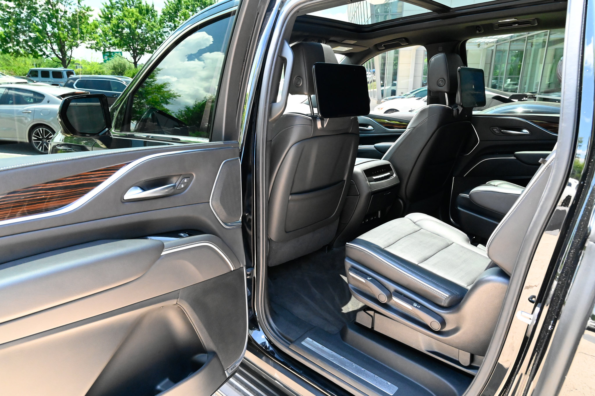 Used 2021 Cadillac Escalade ESV Premium Luxury AWD/4WD image 32