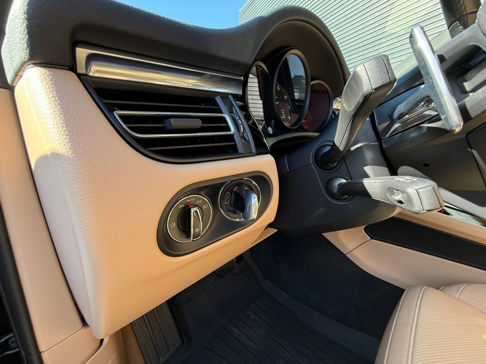 Certified 2025 Porsche Macan image 23