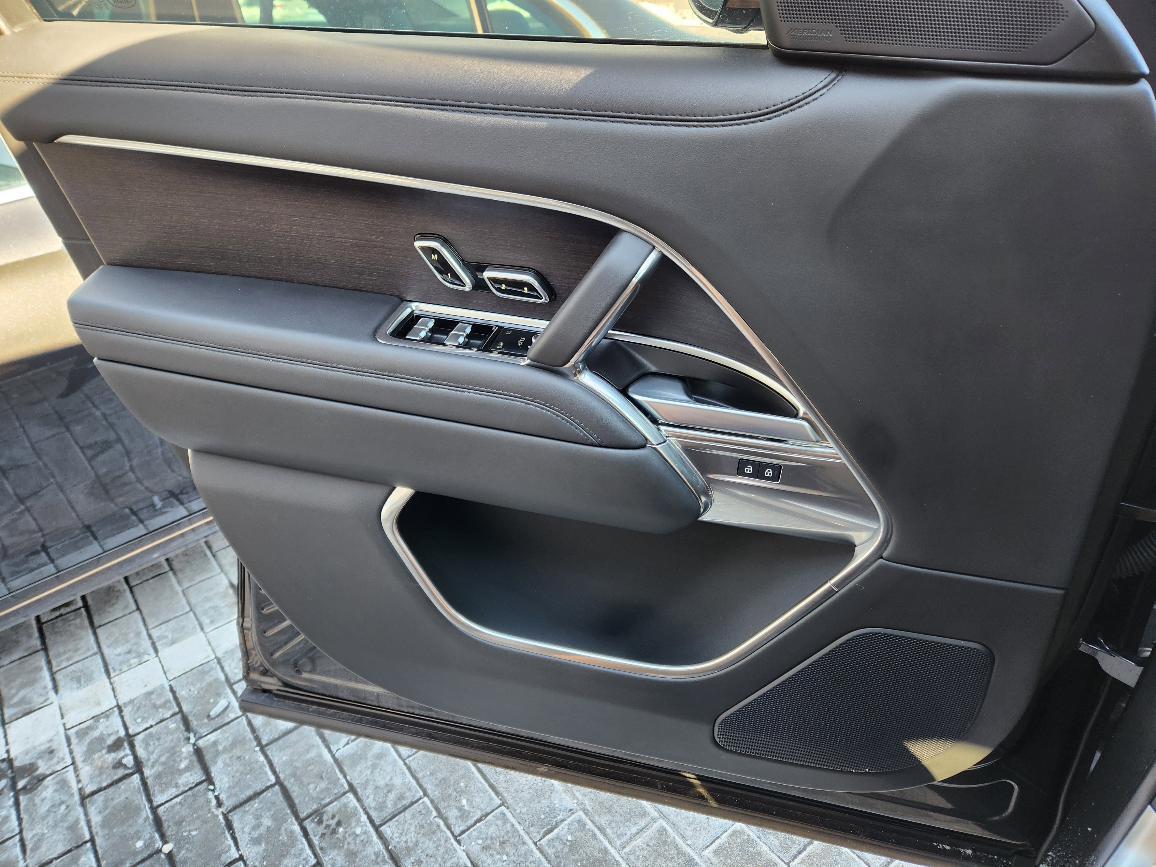 Certified 2025 Land Rover Range Rover SE image 23