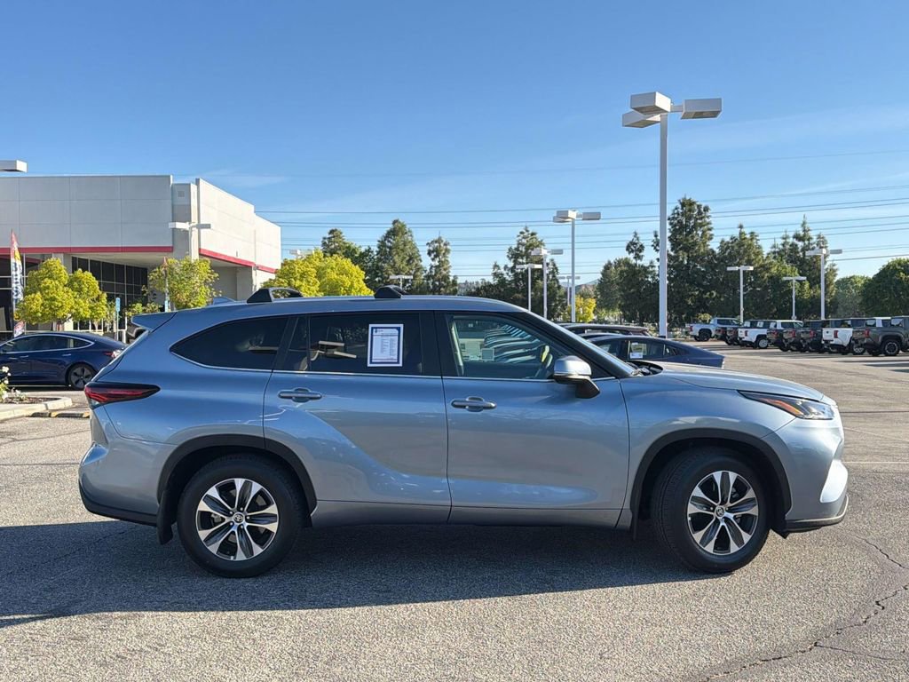 Used 2024 Toyota Highlander XLE FWD image 3