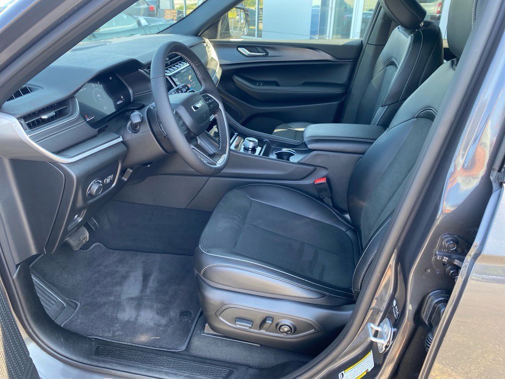 Used 2025 Jeep Grand Cherokee Altitude image 9