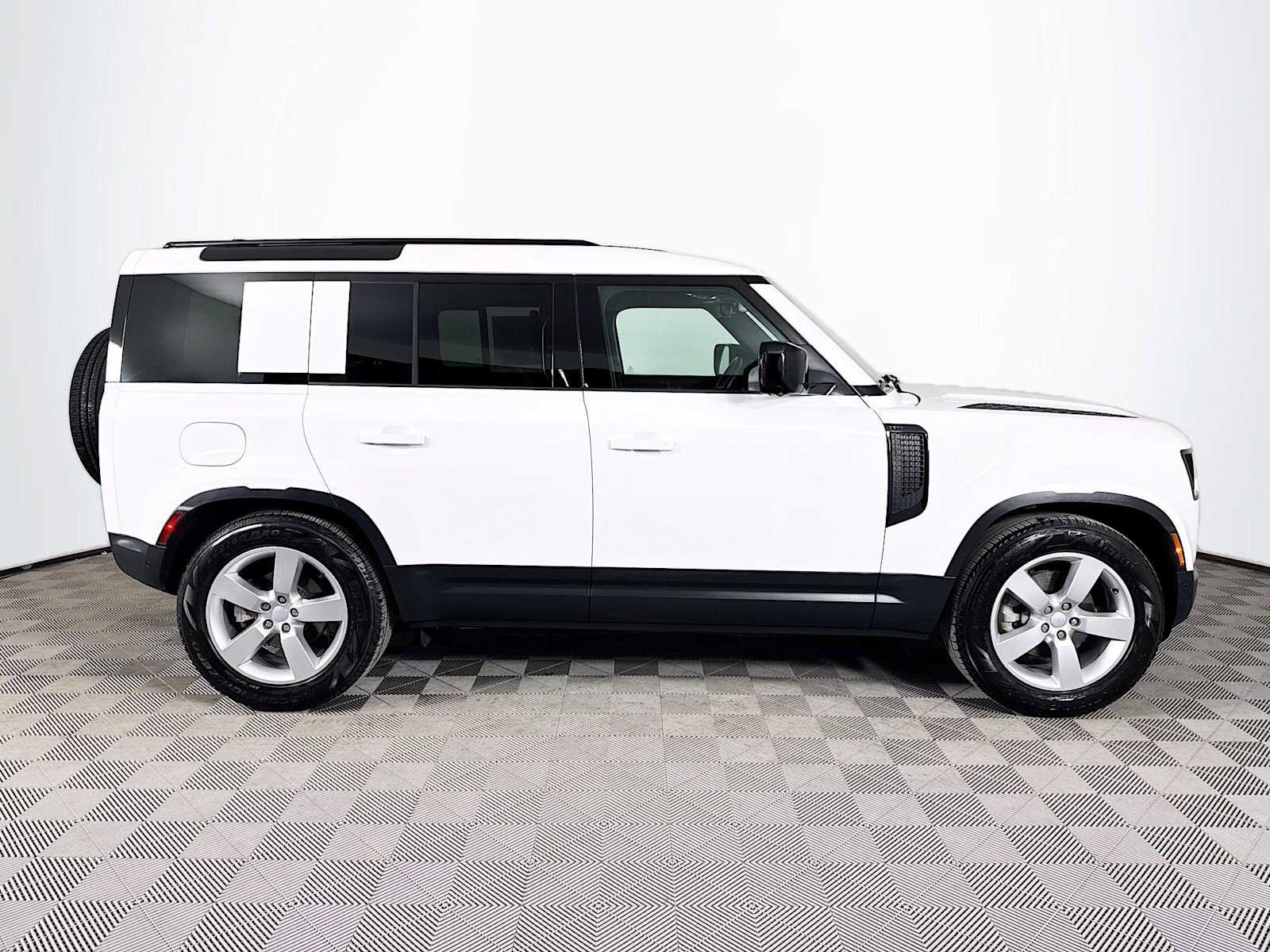 Used 2025 Land Rover Defender 110 S image 4