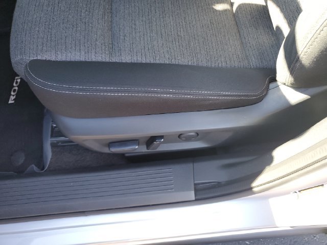 Used 2022 Nissan Rogue SV FWD image 17