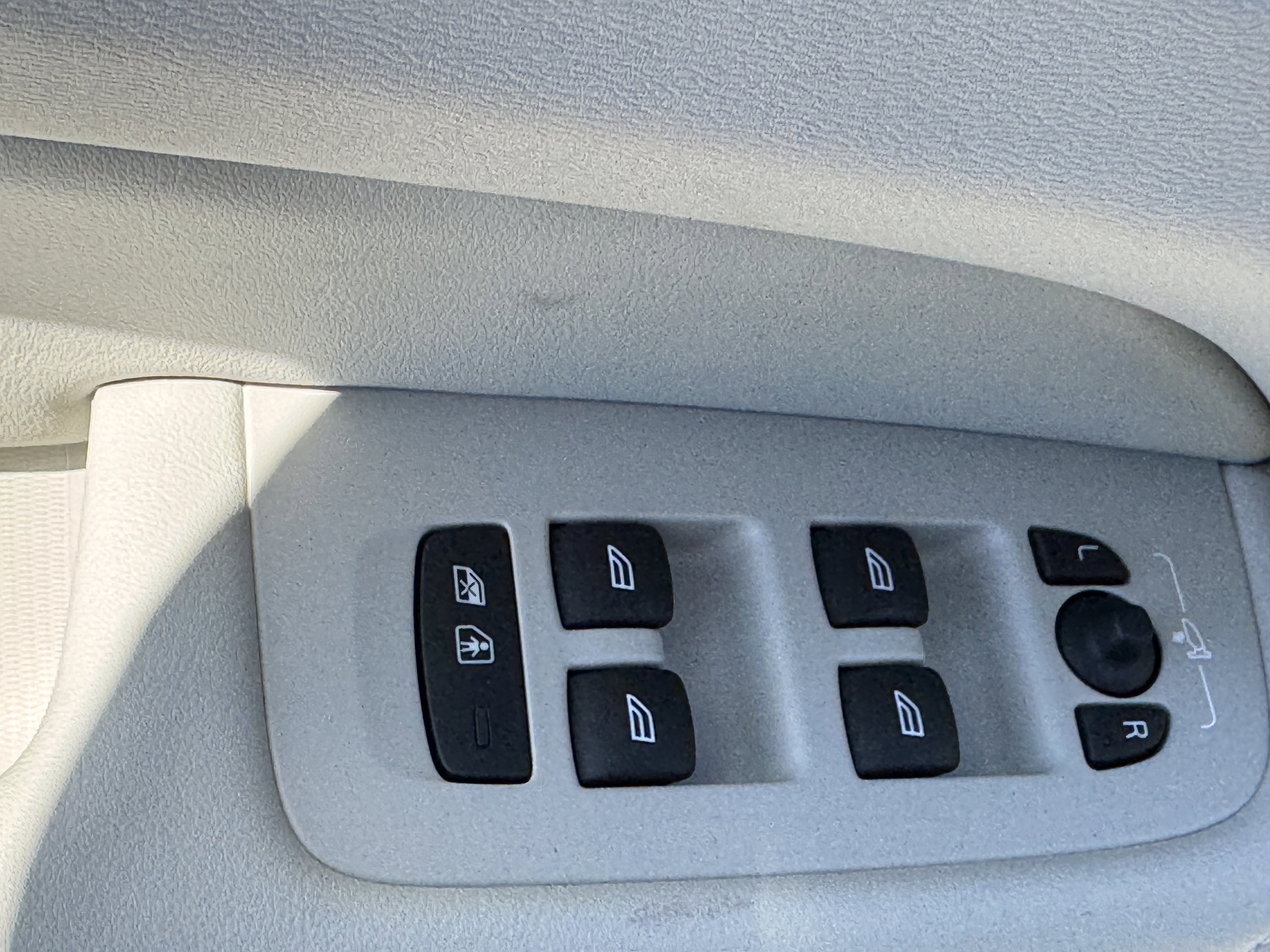 New 2026 Volvo XC60 B5 Ultra w/ Protection Package image 18