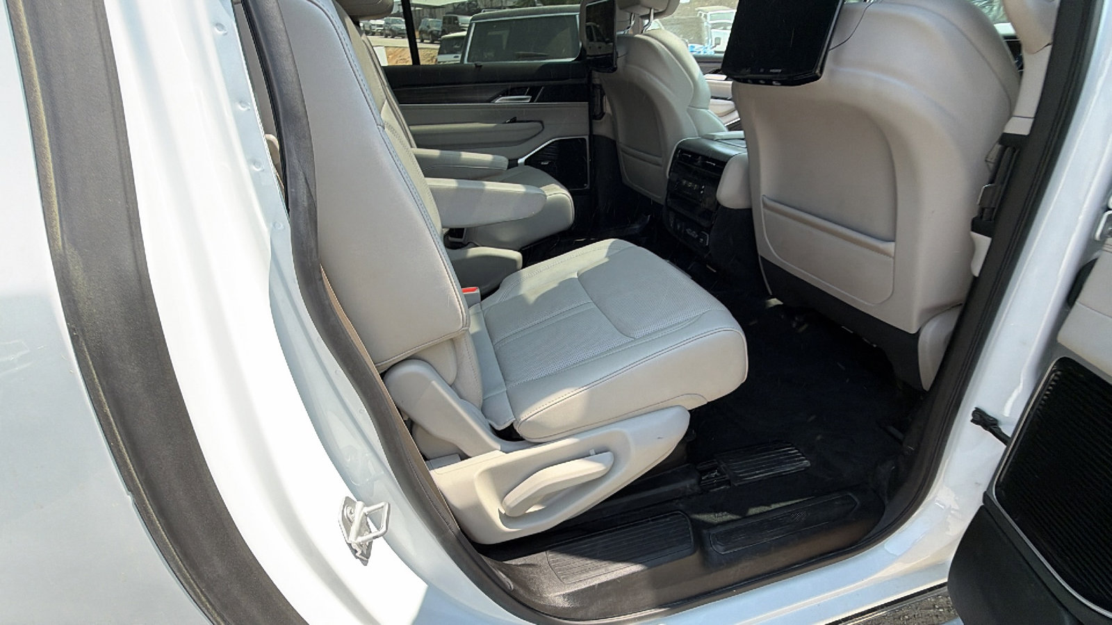 Used 2024 Jeep Wagoneer L Series III w/ Premium Group I image 25