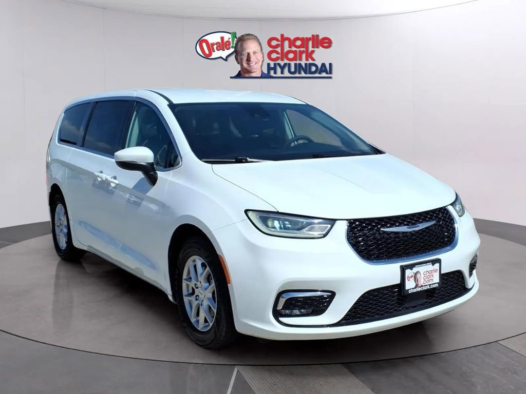 Used 2023 Chrysler Pacifica Touring-L image 7