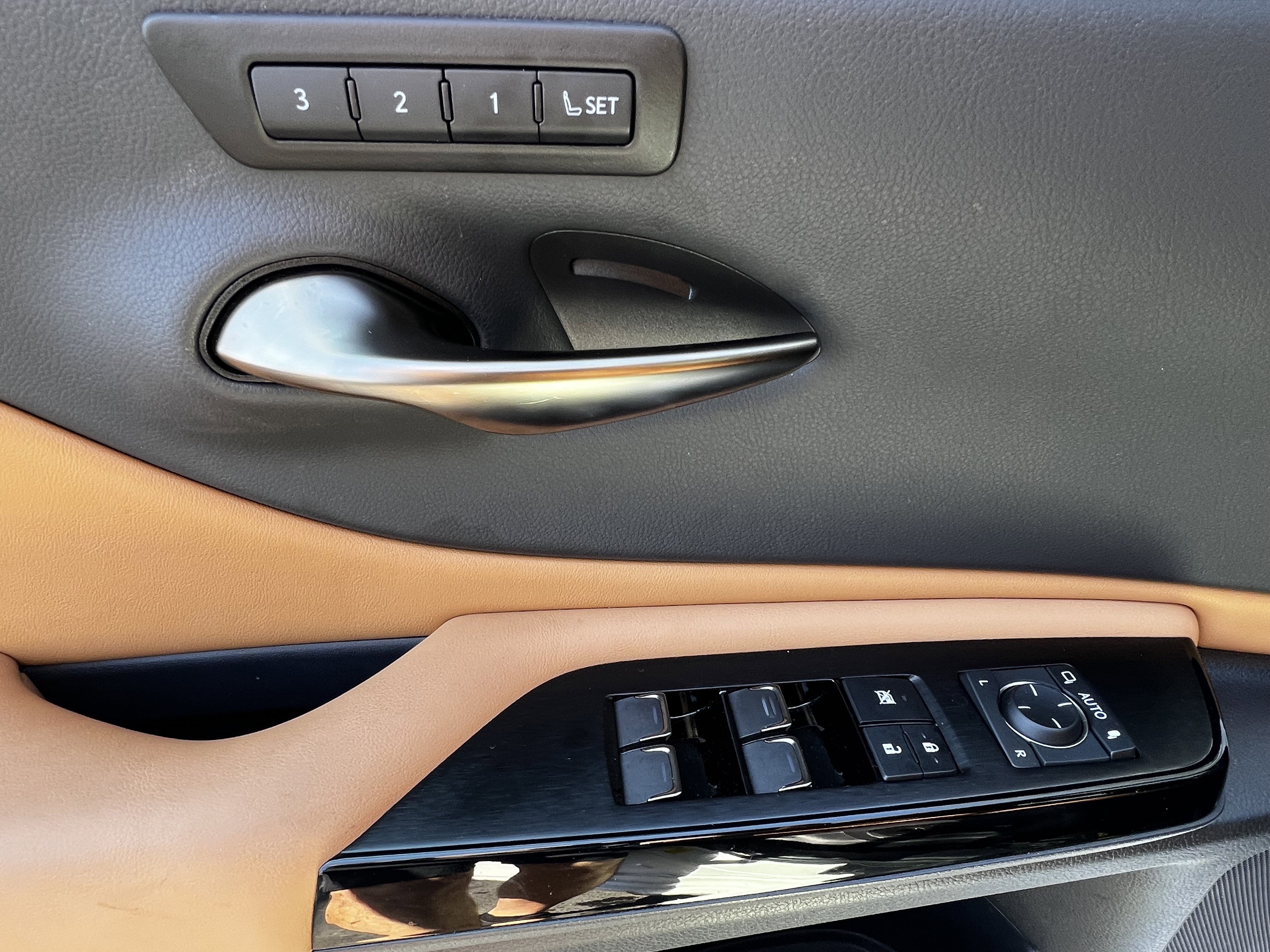 Certified 2025 Lexus ES 300h w/ Premium Package image 14