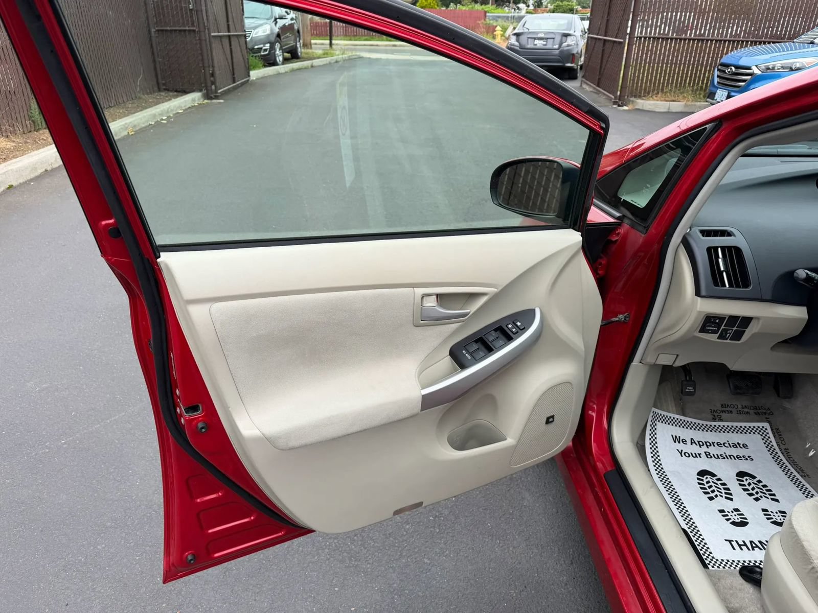 Used 2010 Toyota Prius Three w/ Preferred Accessory Pkg FWD image 9