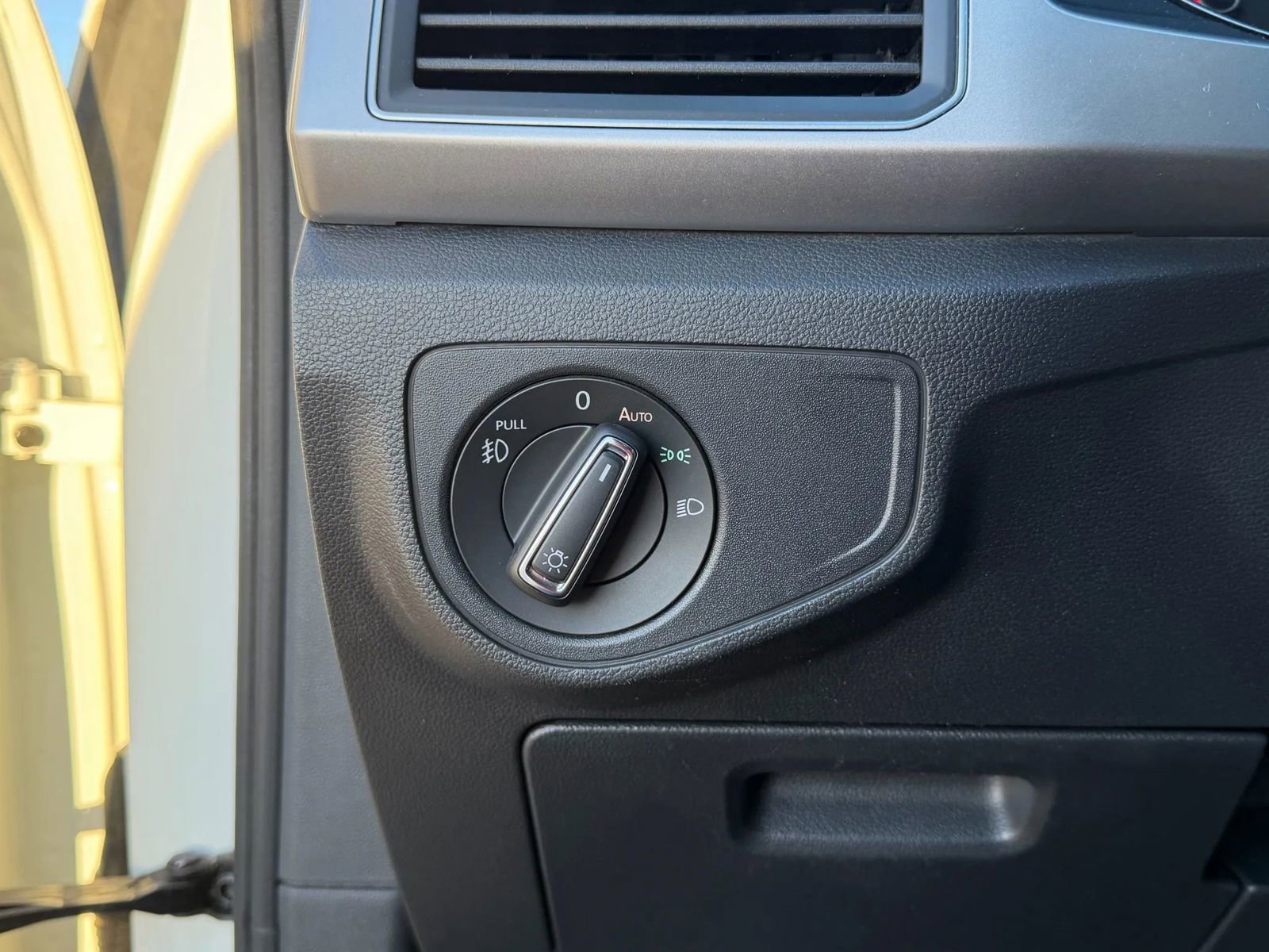 Used 2018 Volkswagen Atlas SE image 24