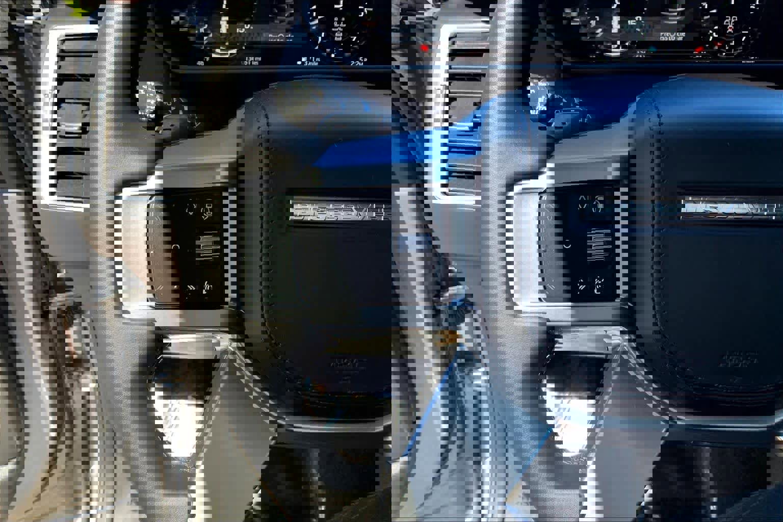 Used 2025 Land Rover Discovery Dynamic SE image 22