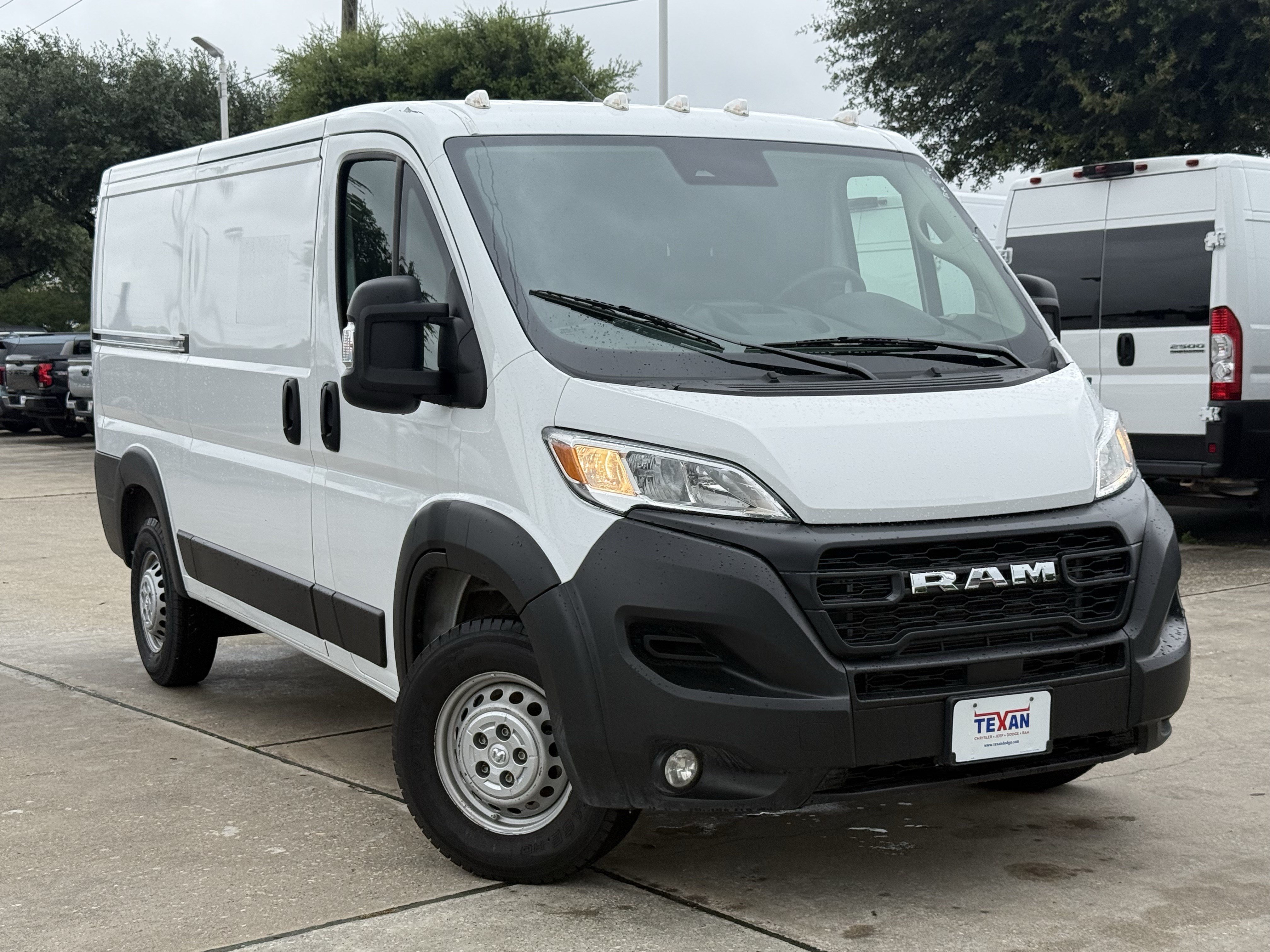 Used 2025 RAM ProMaster 2500 w/ Convenience Group FWD image 2