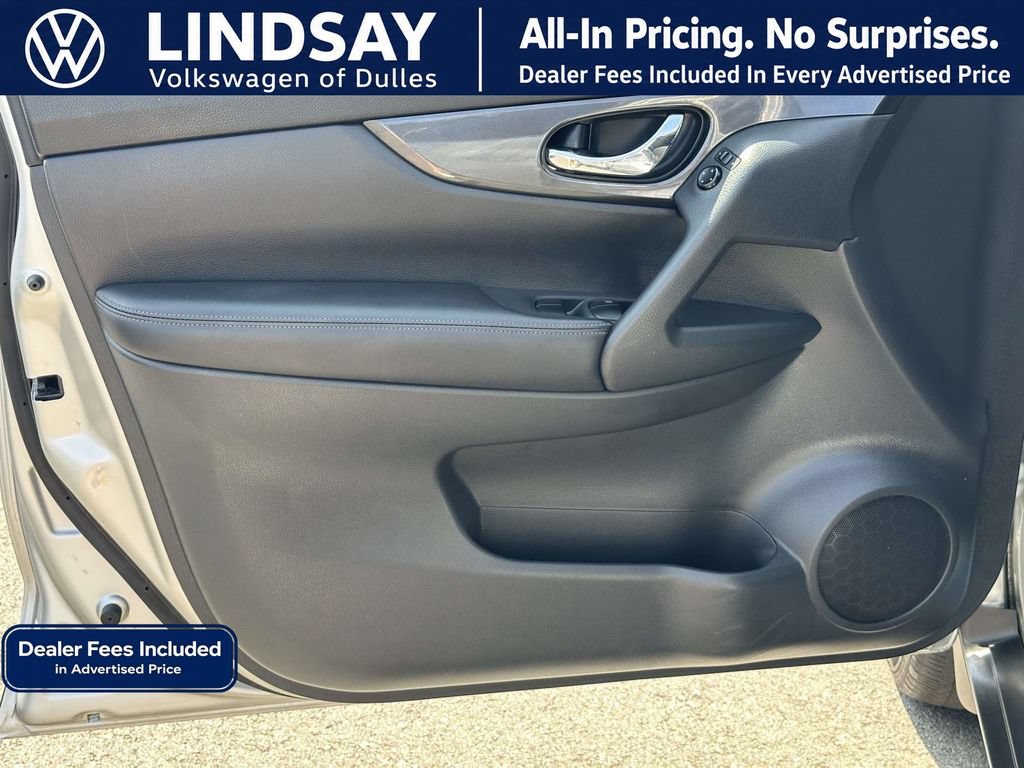 Used 2017 Nissan Rogue SV AWD/4WD image 9