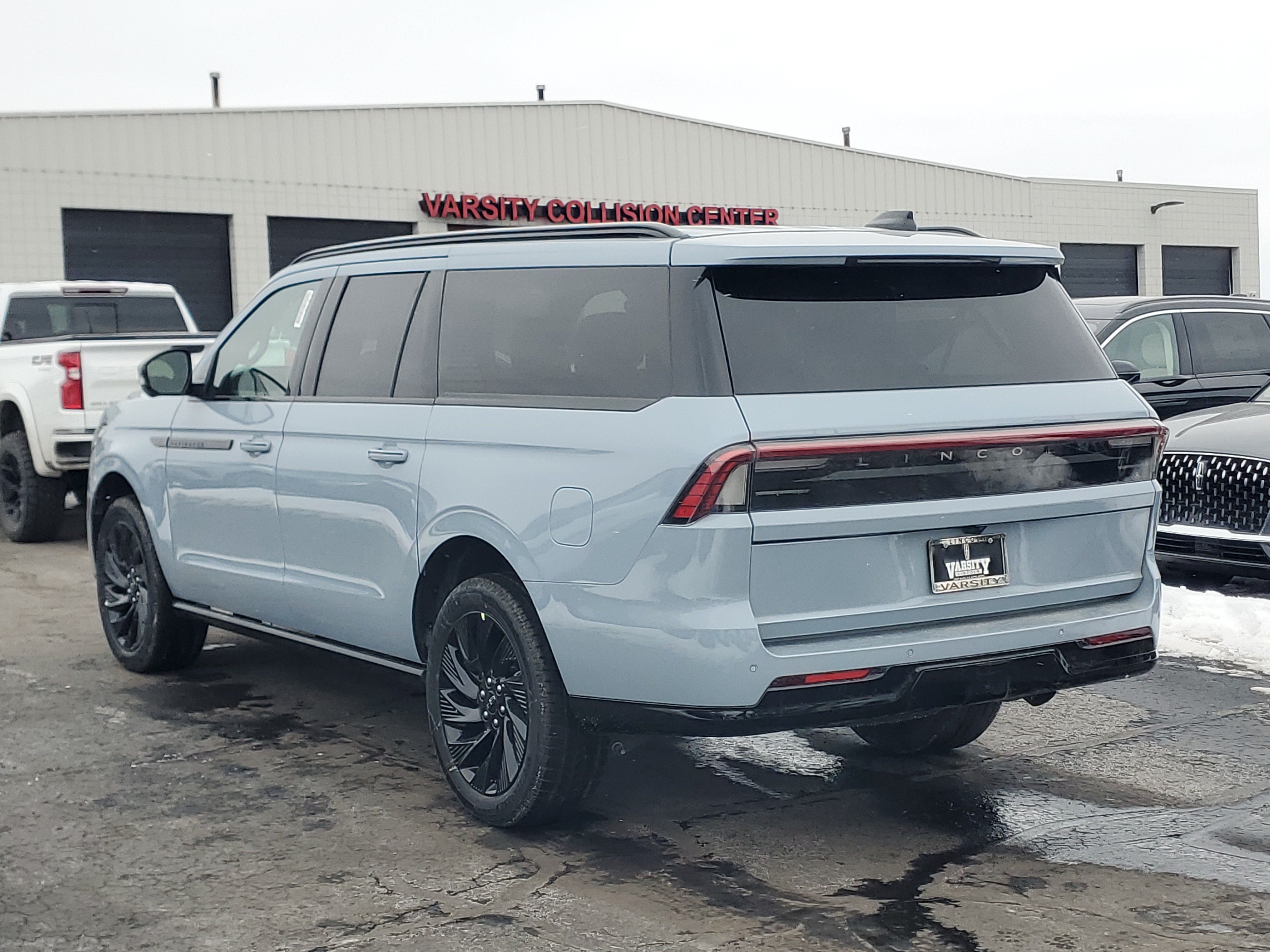 New 2026 Lincoln Navigator L Reserve w/ Jet Appearance Package AWD/4WD image 3
