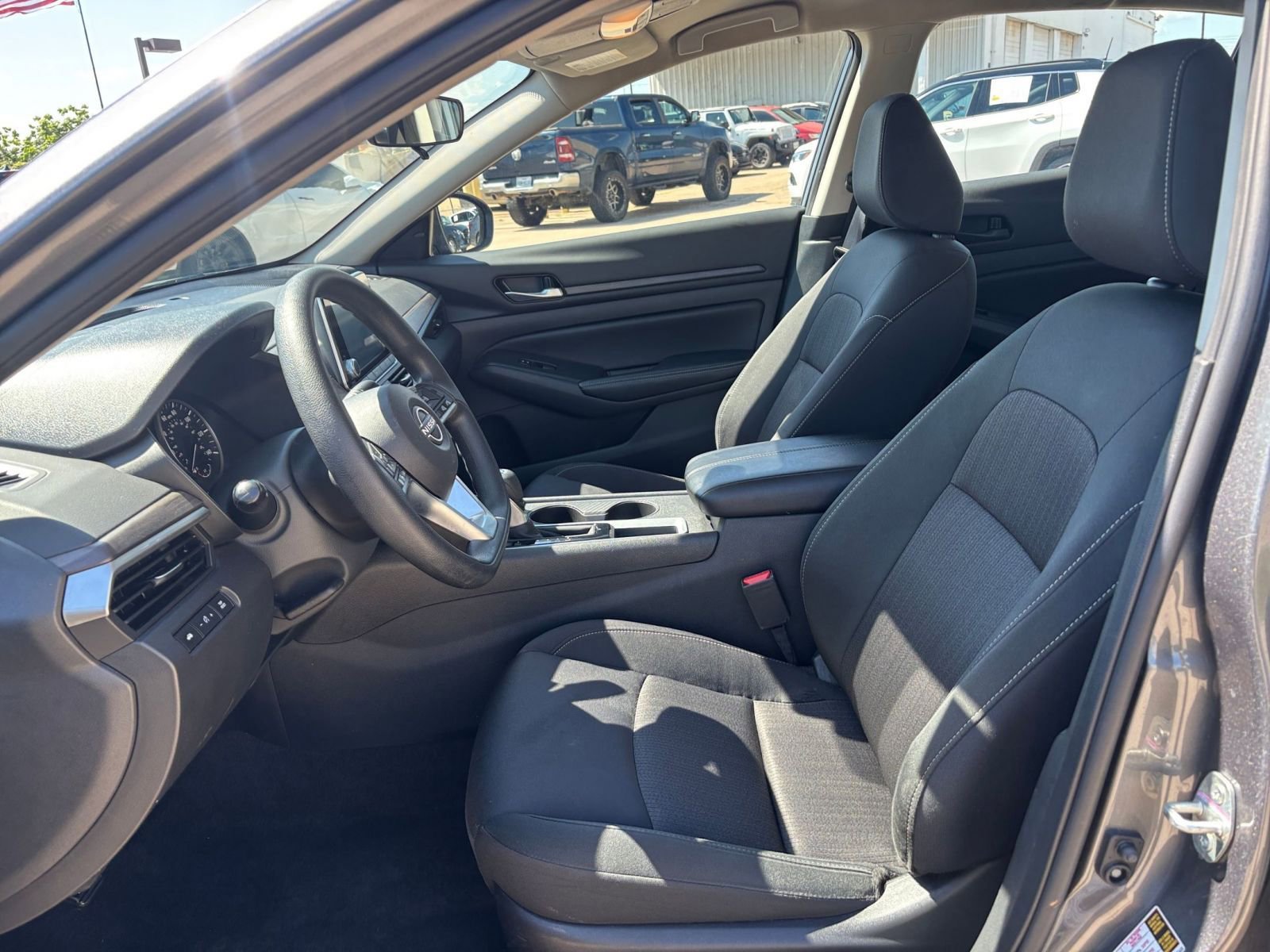 Used 2025 Nissan Altima 2.5 SV FWD image 27