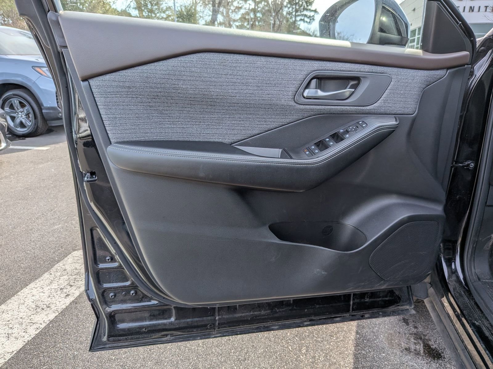 Used 2023 Nissan Rogue SV image 12