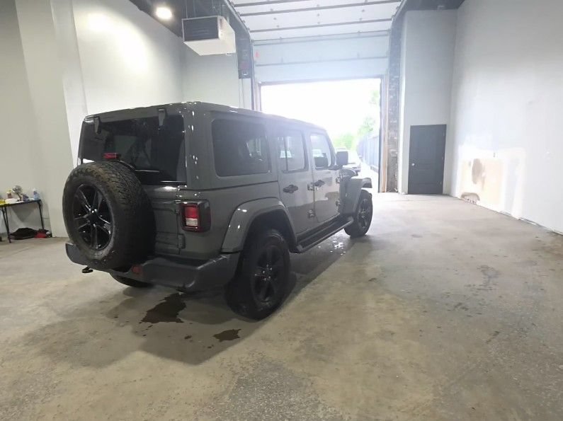 Used 2022 Jeep Wrangler Unlimited Sahara AWD/4WD image 2