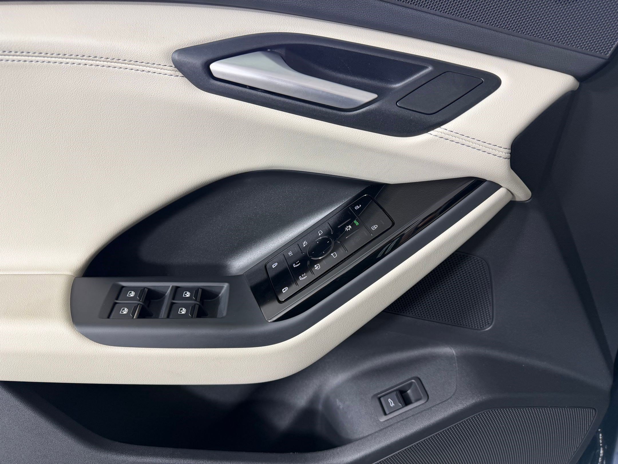 Certified 2025 Audi Q6 e-tron Premium w/ Convenience Package image 13