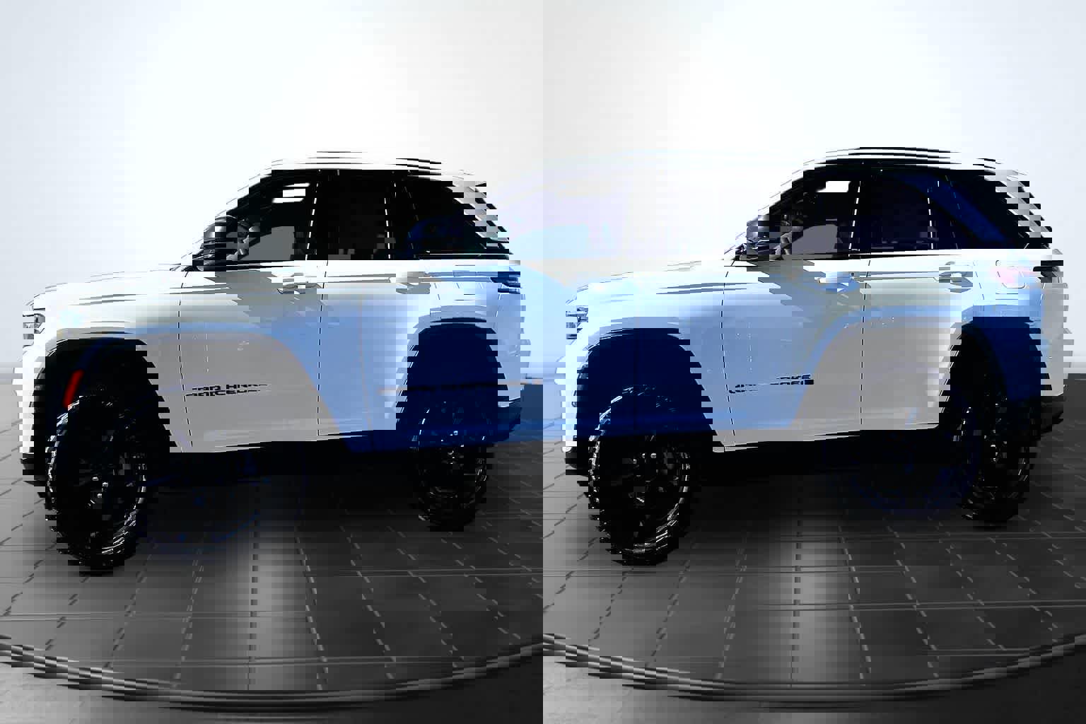 Used 2023 Jeep Grand Cherokee Altitude image 3