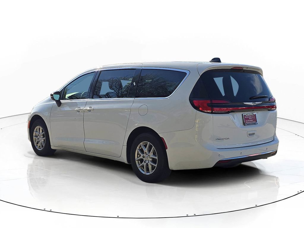 Used 2024 Chrysler Pacifica Touring-L FWD image 3