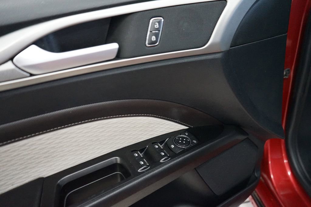 Used 2020 Ford Fusion SE w/ Equipment Group 151A image 24