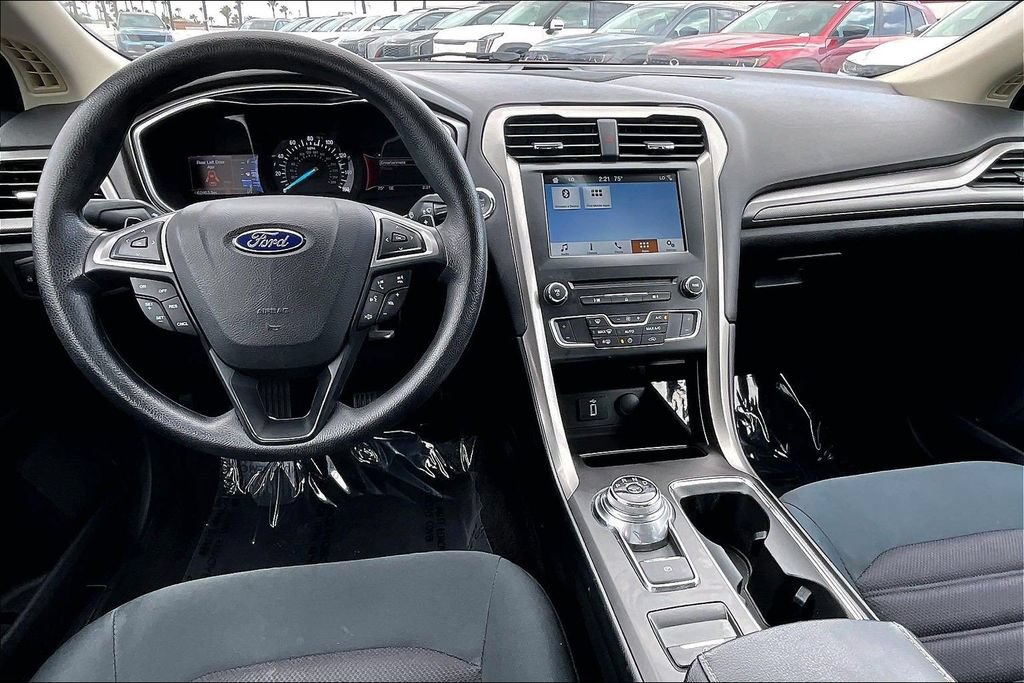 Used 2017 Ford Fusion SE w/ Fusion SE Technology Package FWD image 11