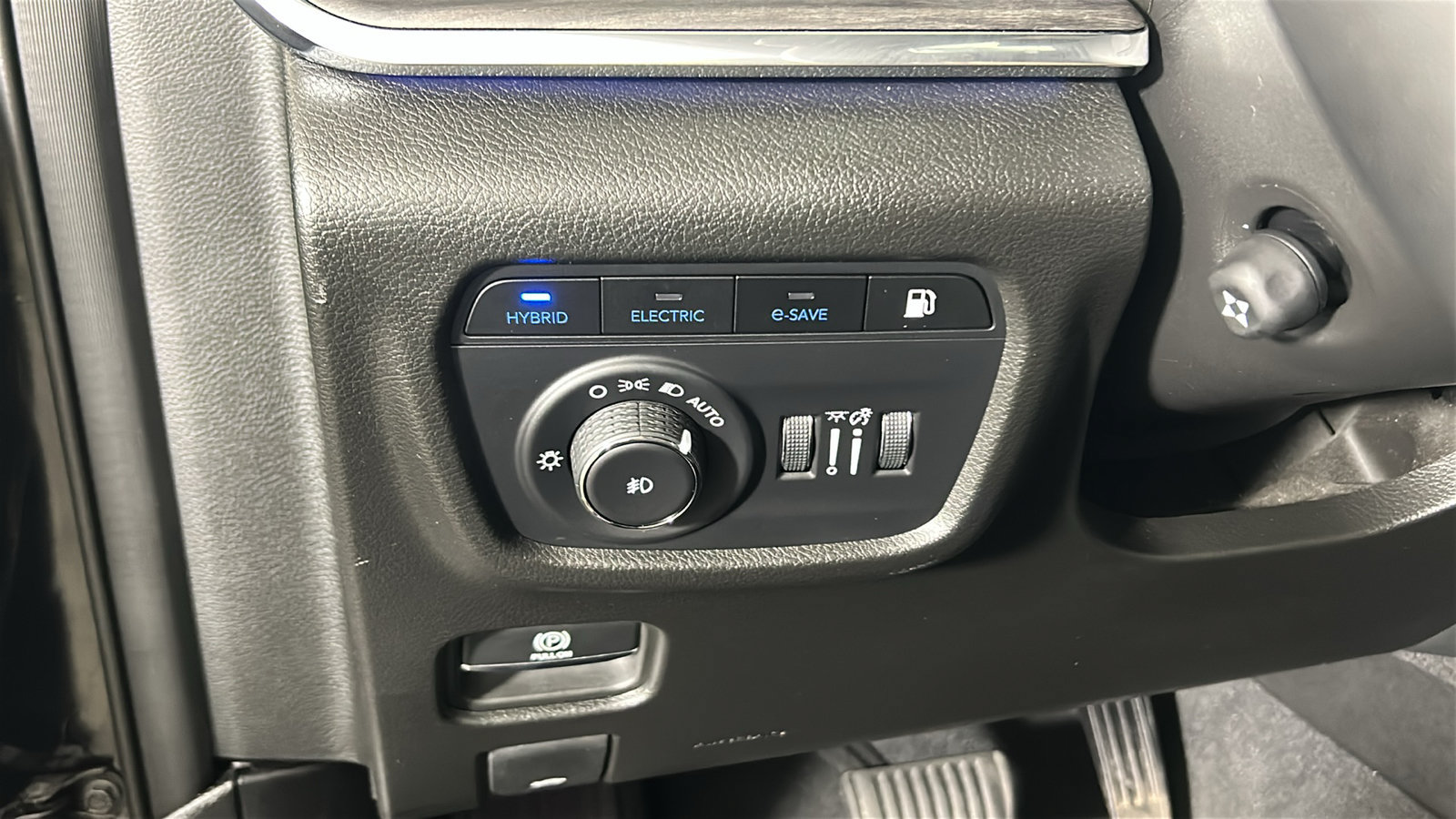 Used 2023 Jeep Grand Cherokee Overland w/ Luxury Tech Group IV AWD/4WD image 23