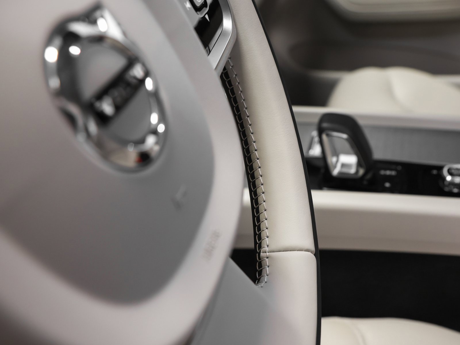 Used 2025 Volvo XC60 B5 Plus w/ Protection Package Premier image 36