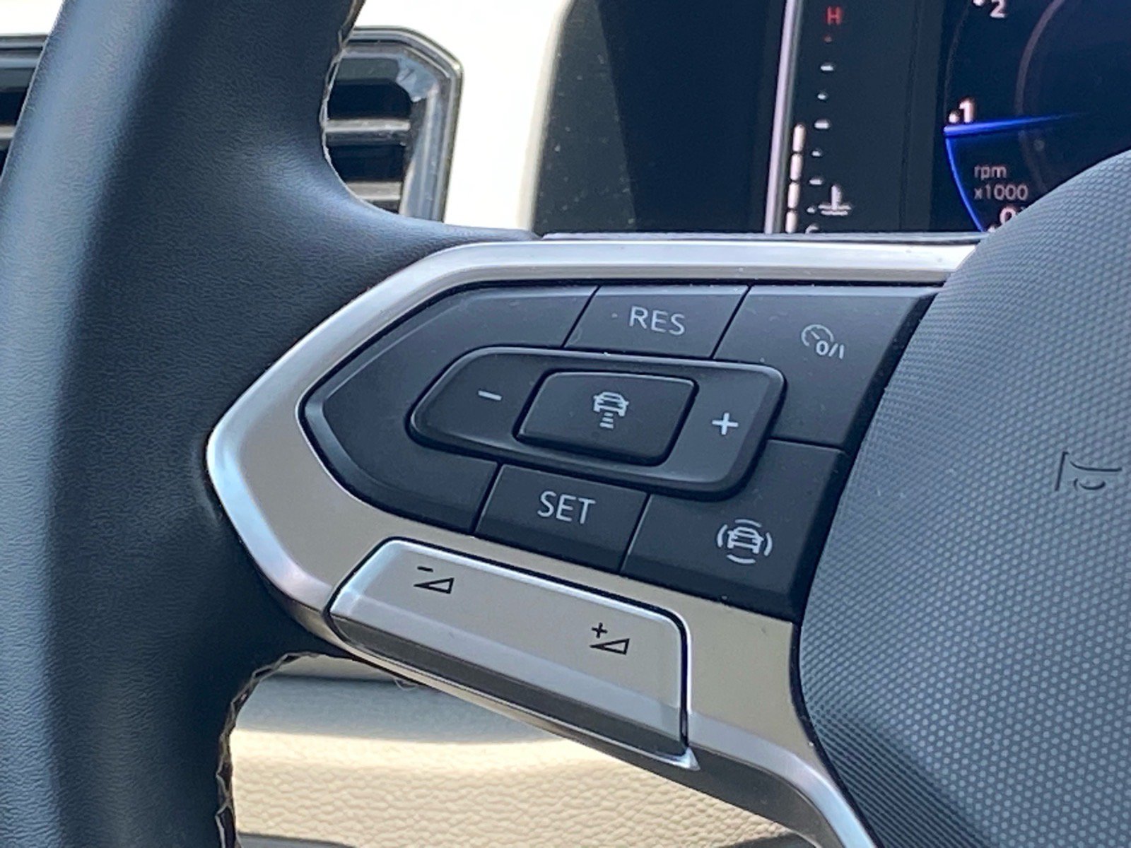 Certified 2023 Volkswagen Atlas SE w/ Panoramic Sunroof Package AWD/4WD image 5