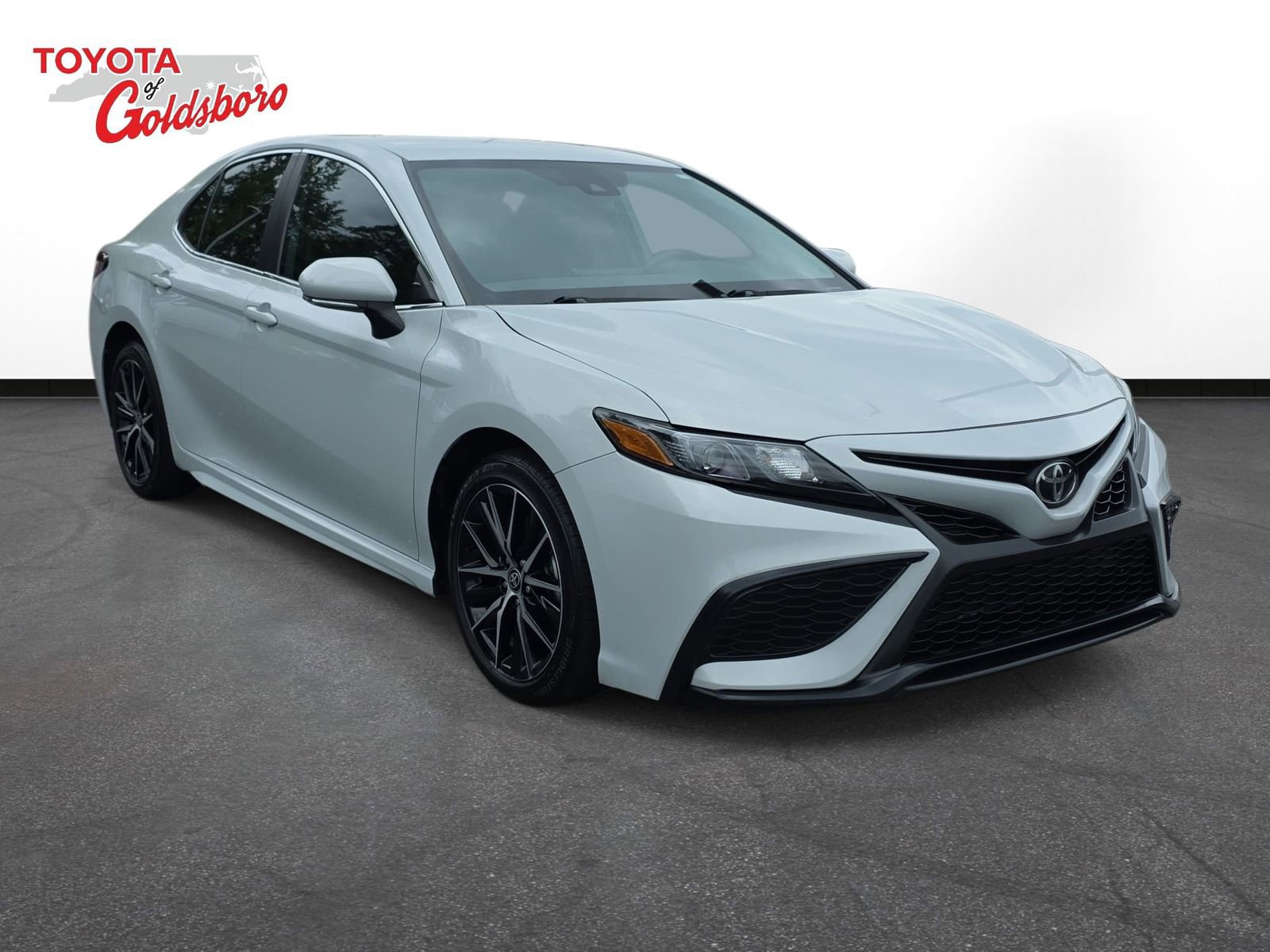 Used 2024 Toyota Camry SE w/ Convenience Package FWD image 3
