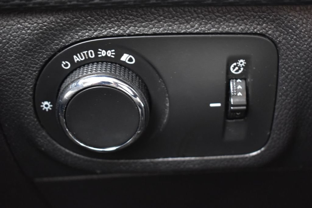 Used 2017 Chevrolet Cruze LS FWD image 33