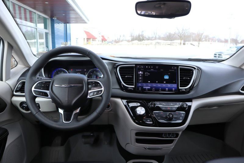 Used 2024 Chrysler Pacifica Touring-L image 11
