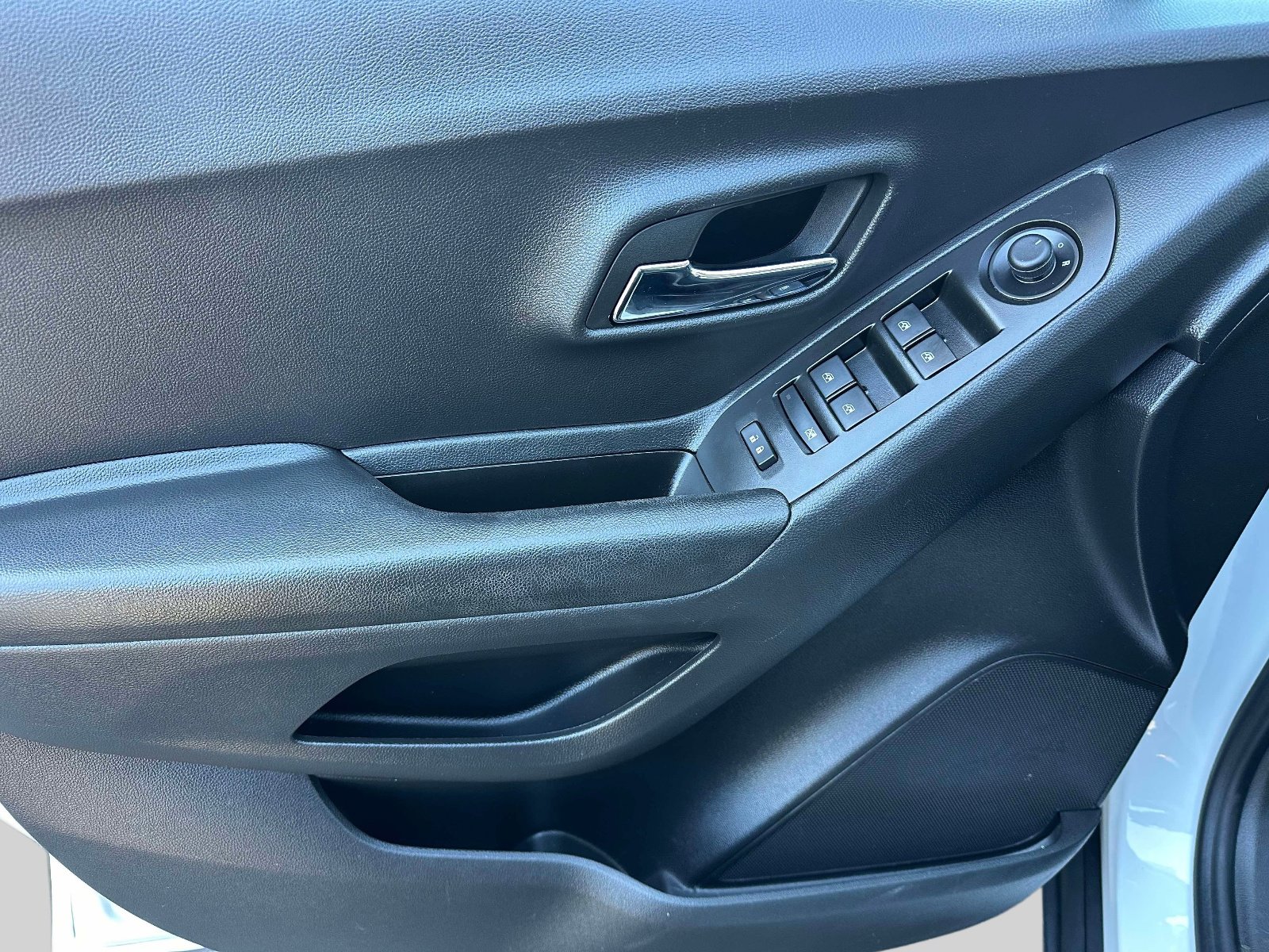 Used 2022 Chevrolet Trax LT w/ LT Convenience Package image 17